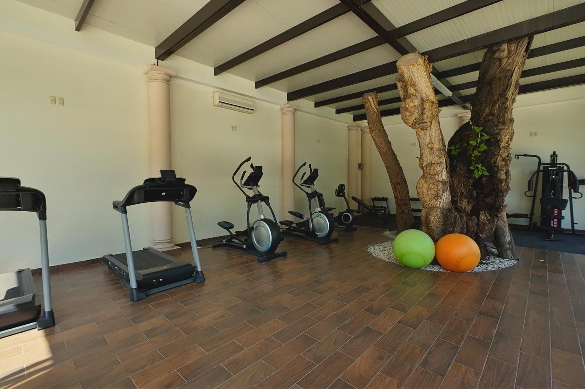 Hotel Real Del Bosque Golf And Spa 툴라데아옌데 외부 사진
